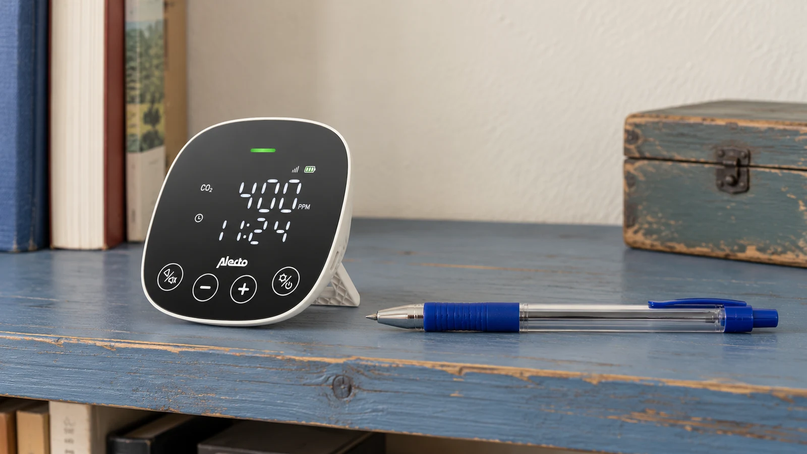 Alecto AQ30 posé sur une étagère, avec son écran de CO2 tourné vers la pièce.