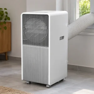 Climatiseur mobile Beko BP409C blanc sur roulettes, vu de trois quarts dans une pièce.