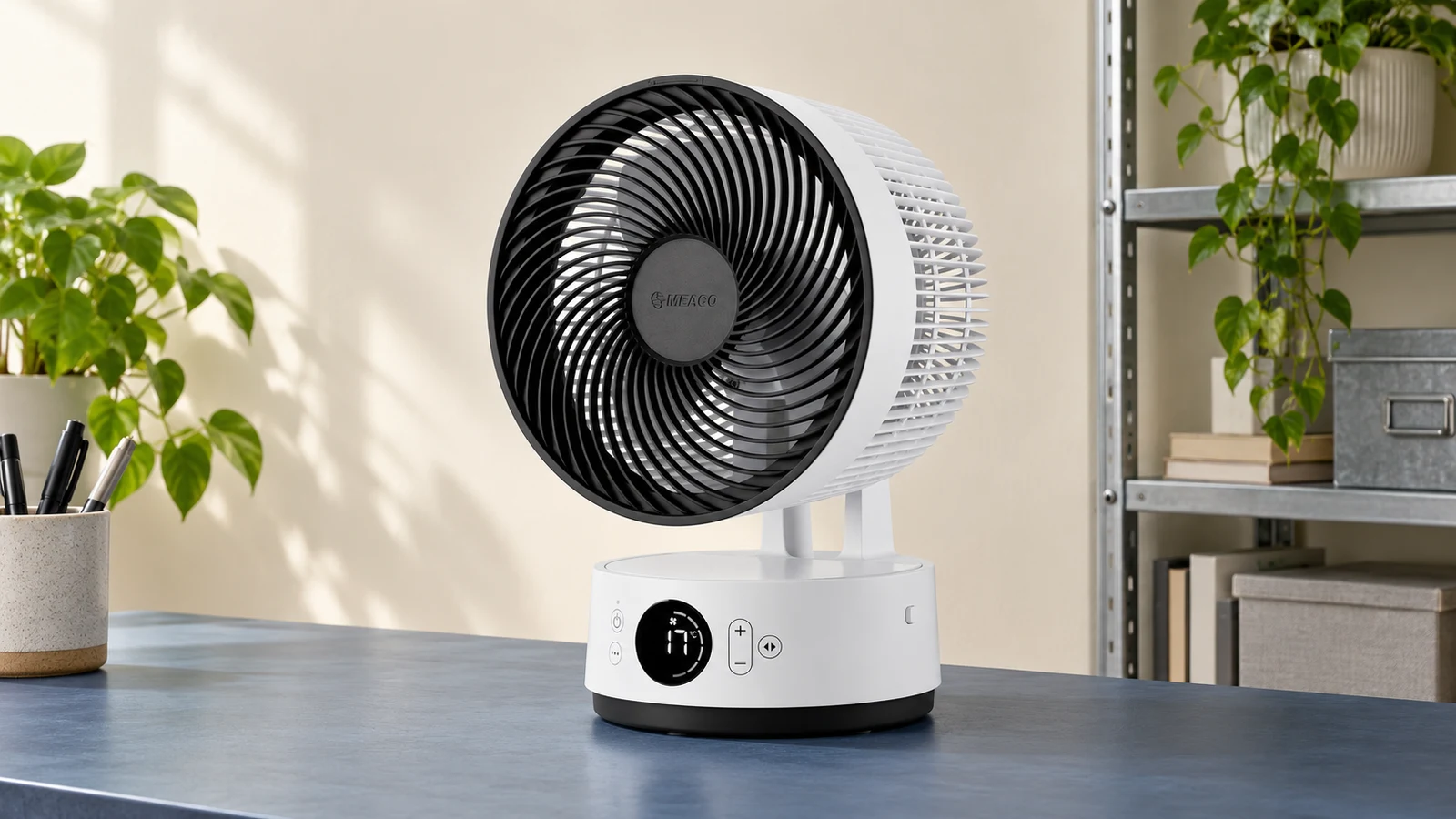 Meaco Sefte 8 sur un bureau dégagé, avec une tête orientable pour un souffle de proximité.