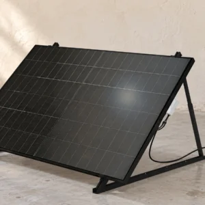 Panneau solaire Mecafer 428150 sur ses supports noirs, présenté avant la pose pour un premier équipement solaire.