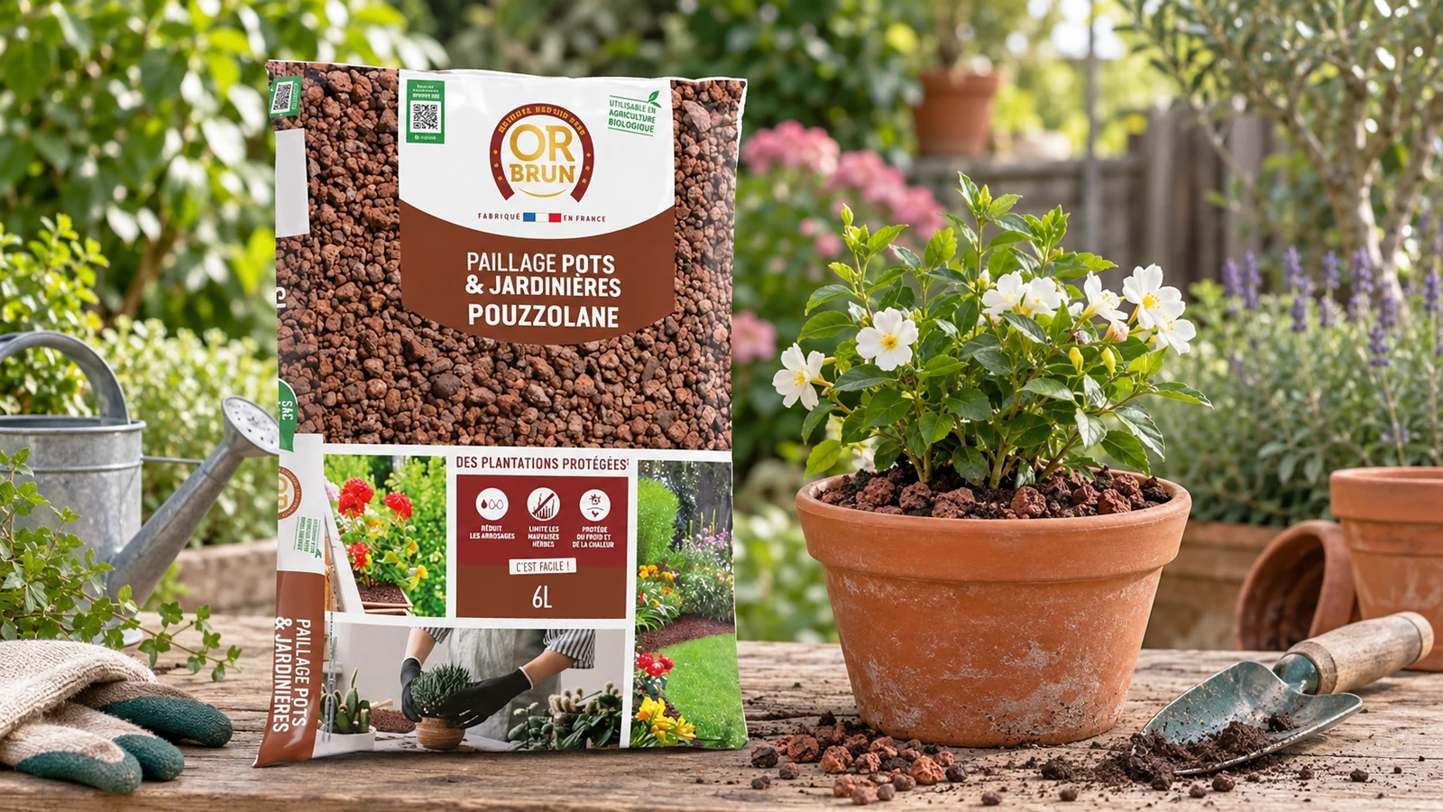 Sac Or Brun OBRPPOU6U de pouzzolane 6 L à côté d’un pot paillé de granulats minéraux.