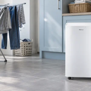Déshumidificateur Pro Breeze PB-D-23 installé dans une buanderie près d’un étendoir.