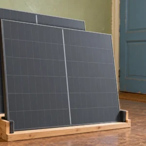 Deux panneaux solaires Sirius SI-2KIT410 présentés avant la pose pour un projet solaire au sol.