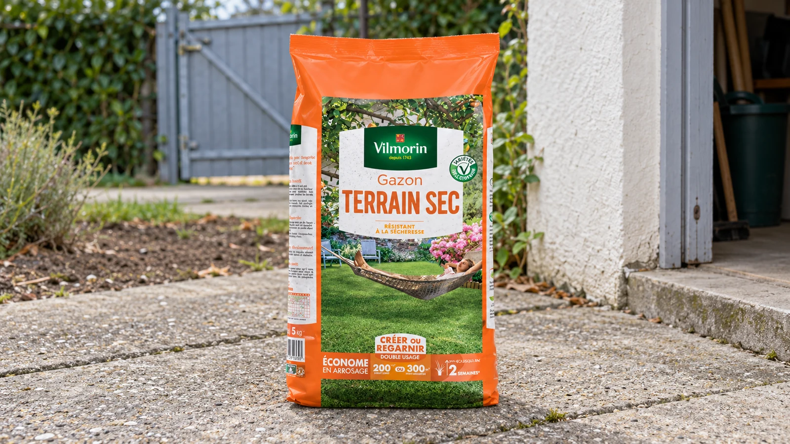 Sac Vilmorin Terrain Sec 5 kg fermé sur un parvis, une alternative avant semis si la surface à regarnir justifie ce format.